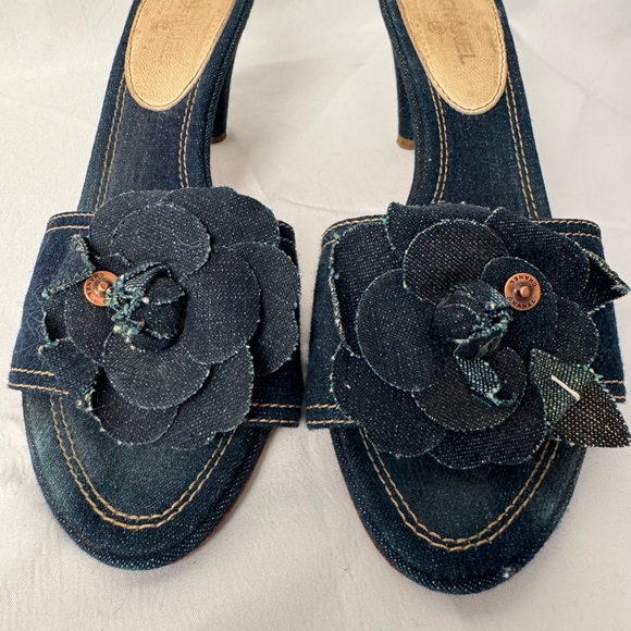 Casual Glamoour! CHANEL Jeans Denim Blue Camellia Mules Kitten Heels 39.5 9.5 9 - Picture 1 of 6